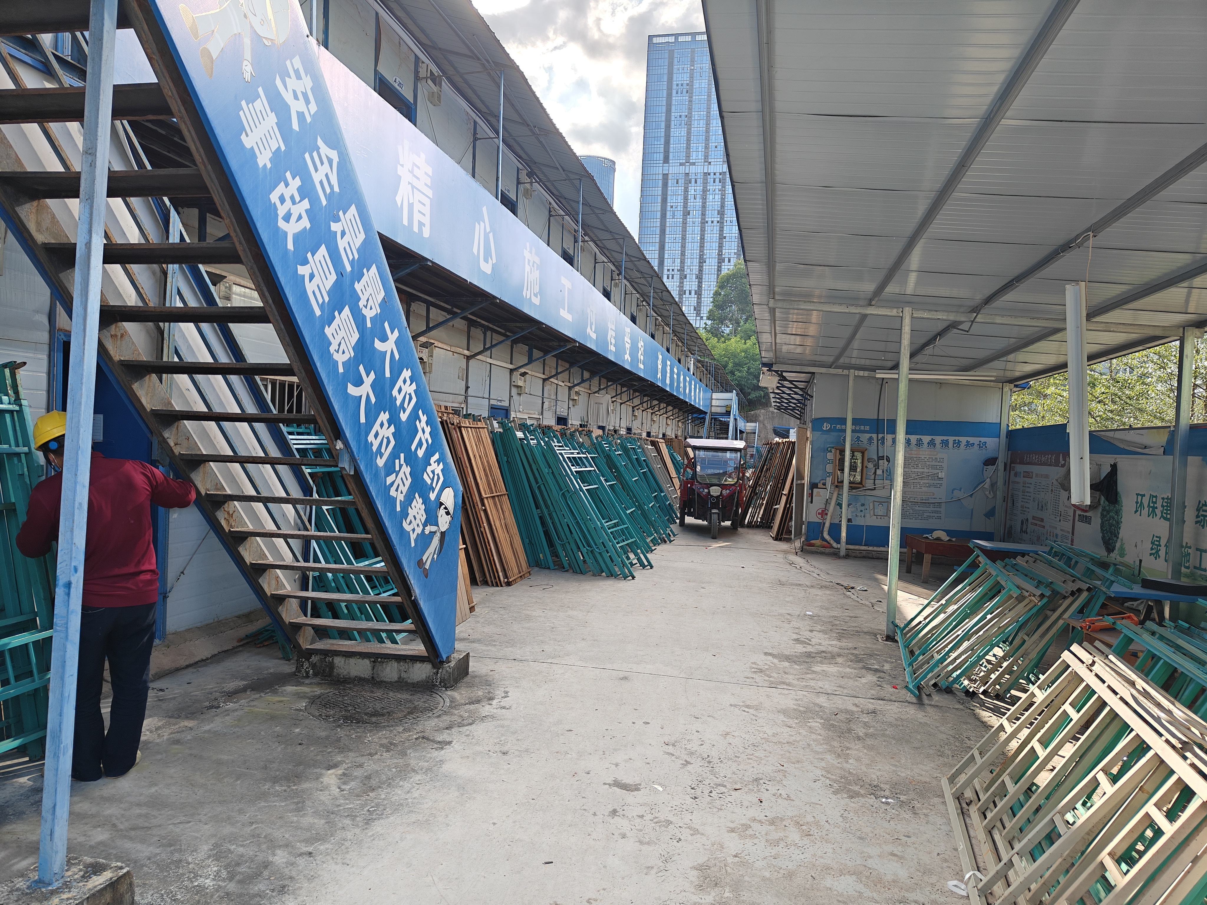 武汉合利源建筑工程有限公司_岩棉板净化板夹芯板_工地活动板房